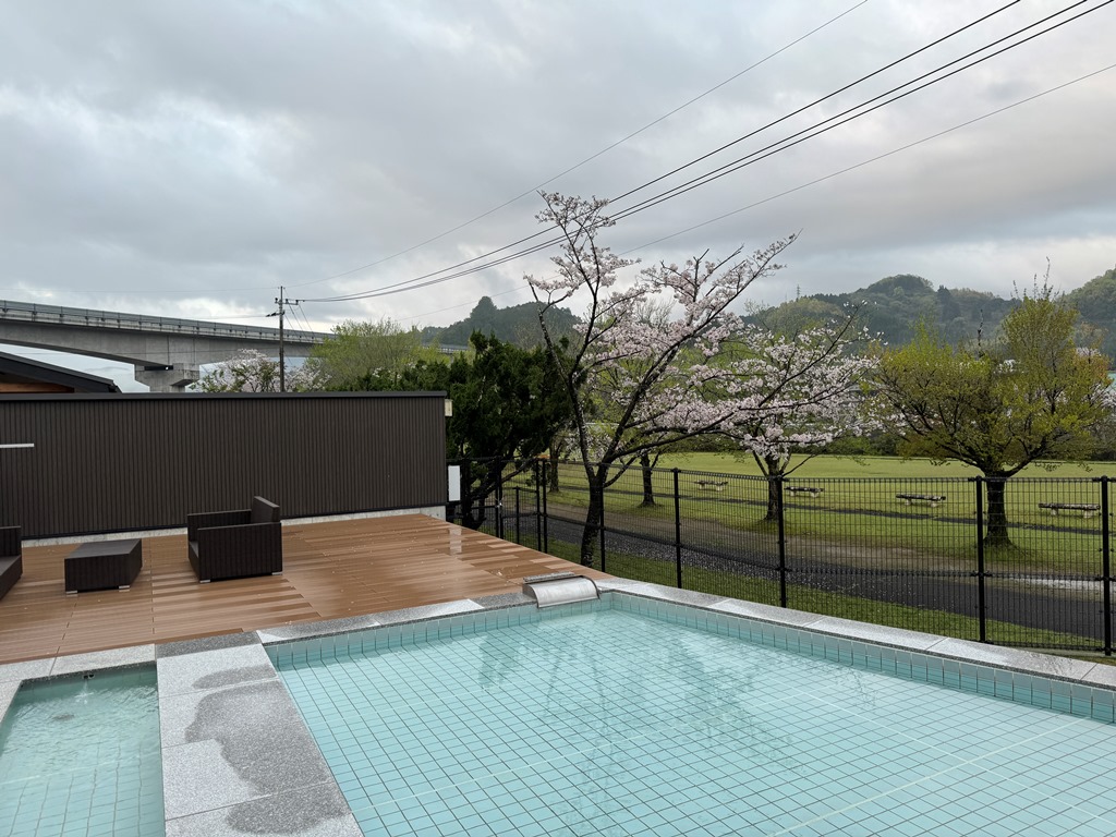 花散らしの雨の後で　別邸わんこ日和