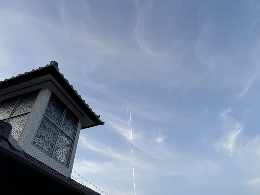 飛行機雲と別邸わんこ日和と日暈
